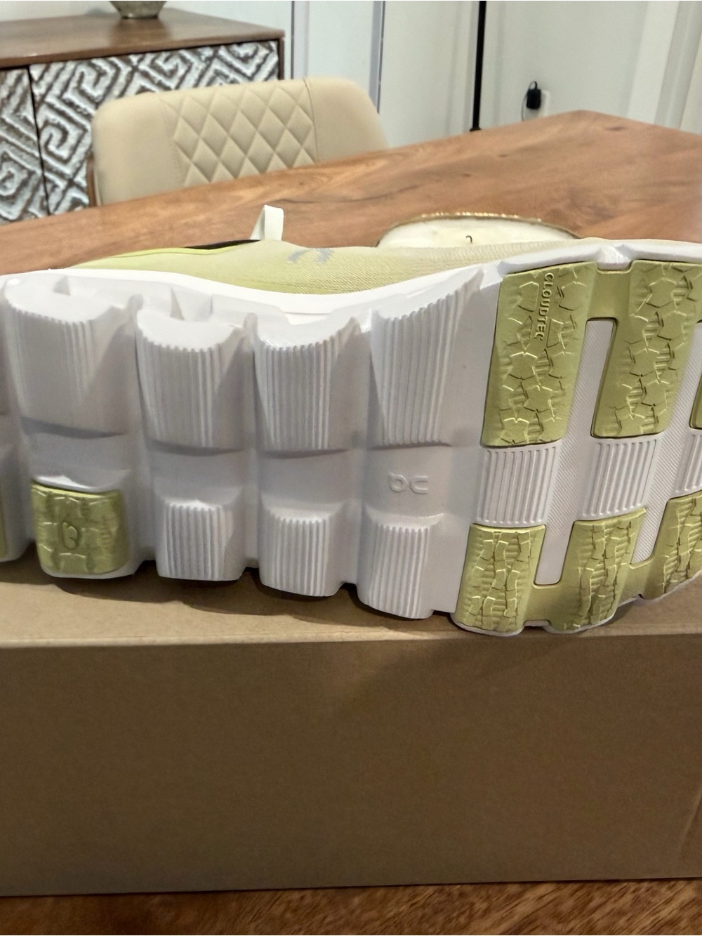 On Running Cloud flow 4 Sneakers in Cream and Light Green Size 9.5W/8M BNIB - Picture 5 of 5